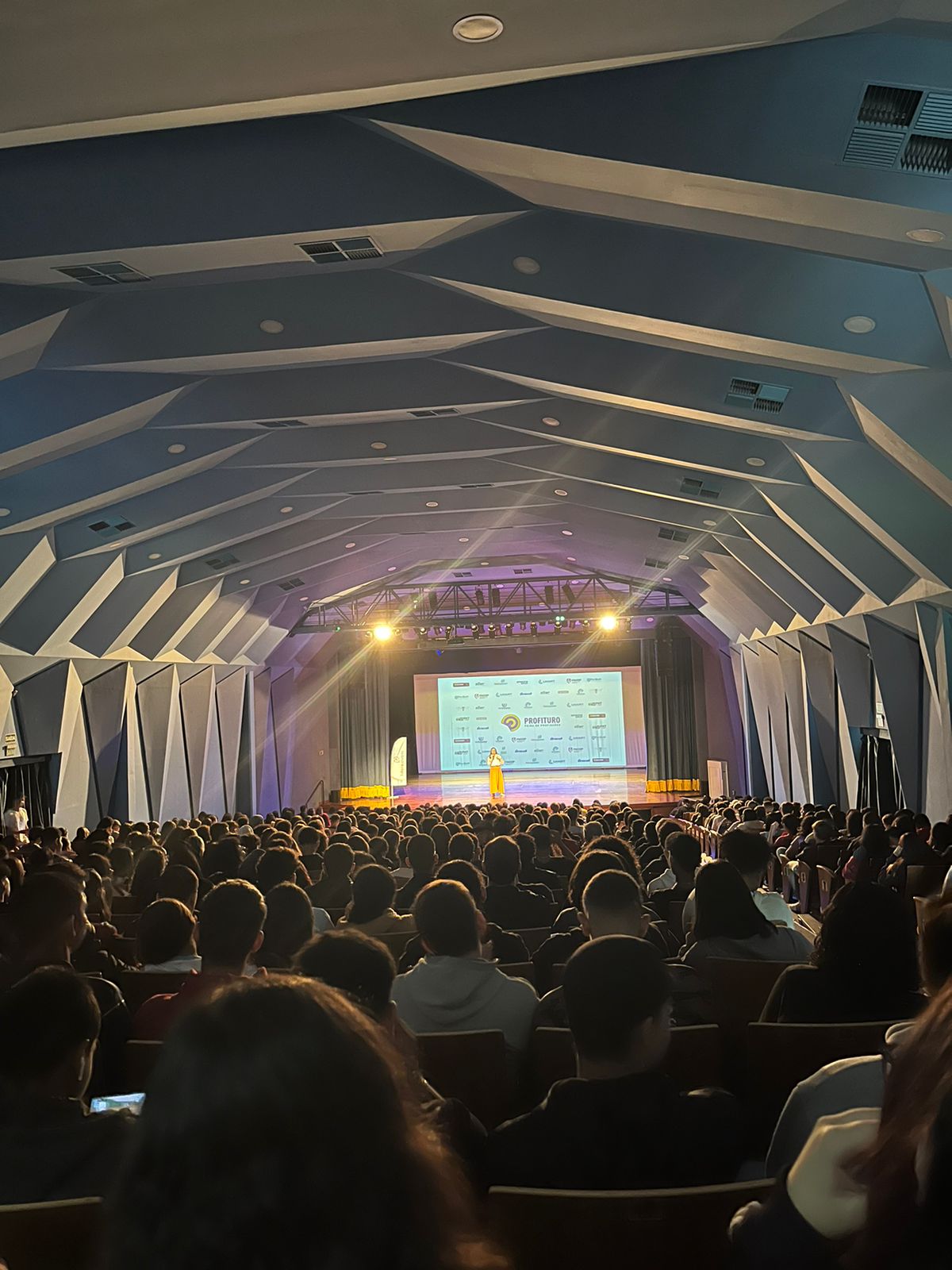 INSTITUTO LIDERAJOVEM REALIZA FEIRA DE PROFISSÃES CONECTANDO JOVENS, CARREIRA E MERCADO DE TRABALHO